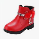Santiag enfant rouge avec nœud papillon sur fond gris