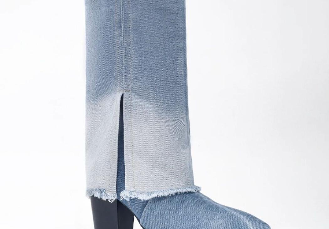 Santiag femme country en denim avec talon sur fond blanc