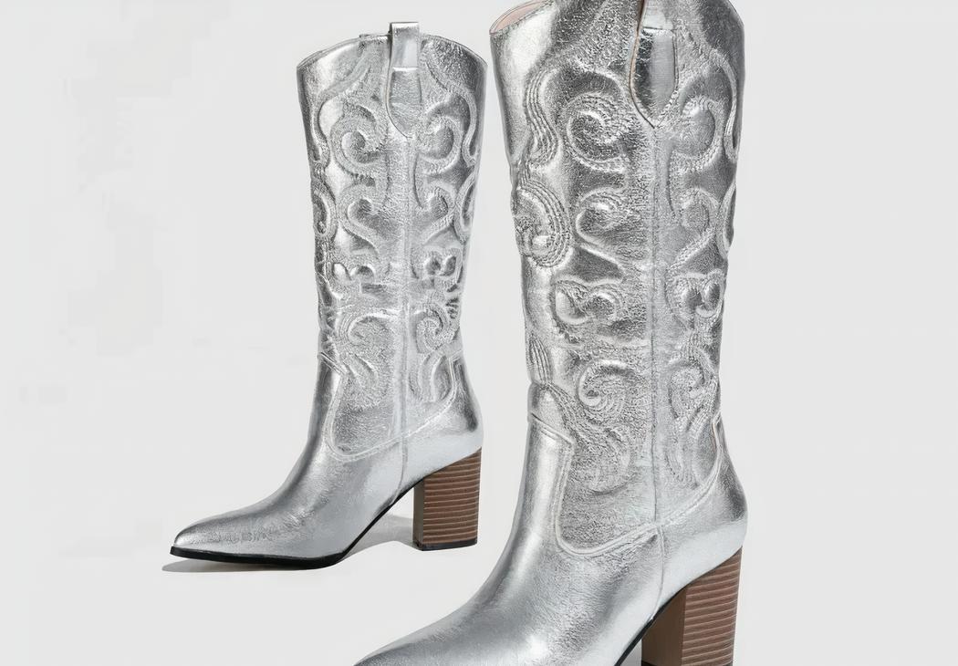 Santiag femme country au design argenté et brodé sur fond gris