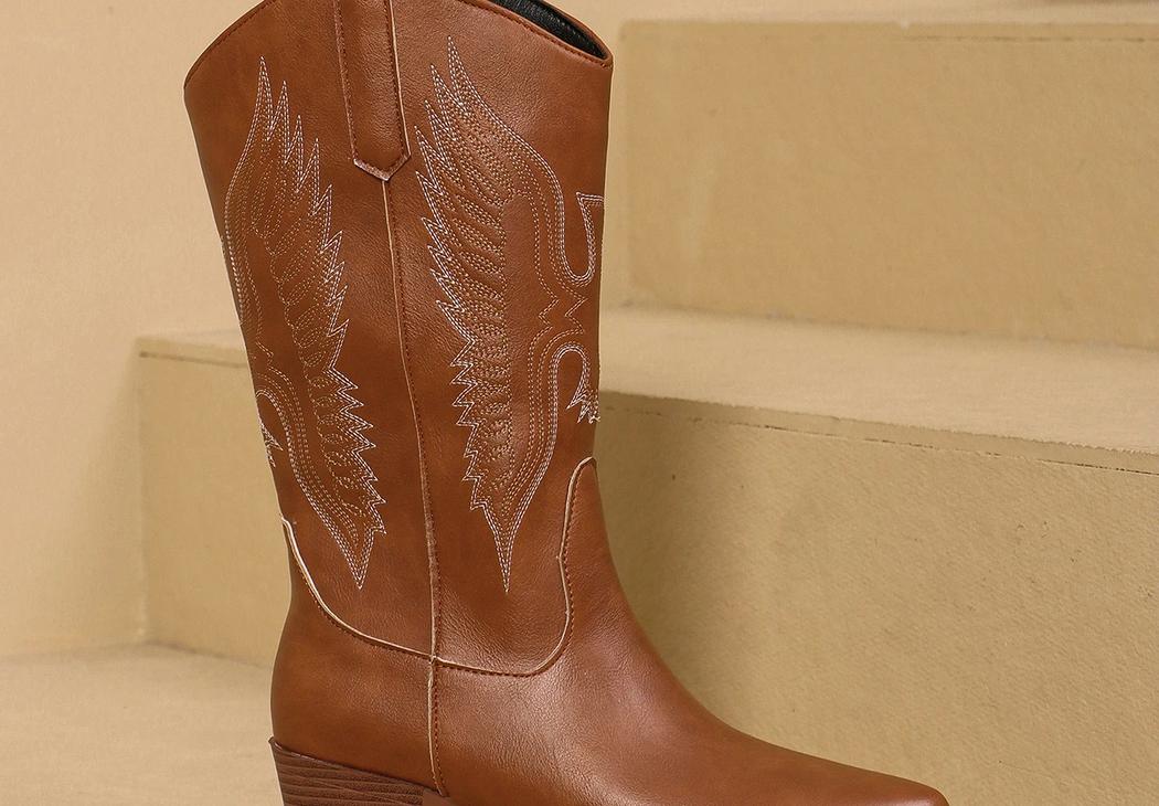 Santiag femme marron chic et tendance posée sur une marche d'escalier