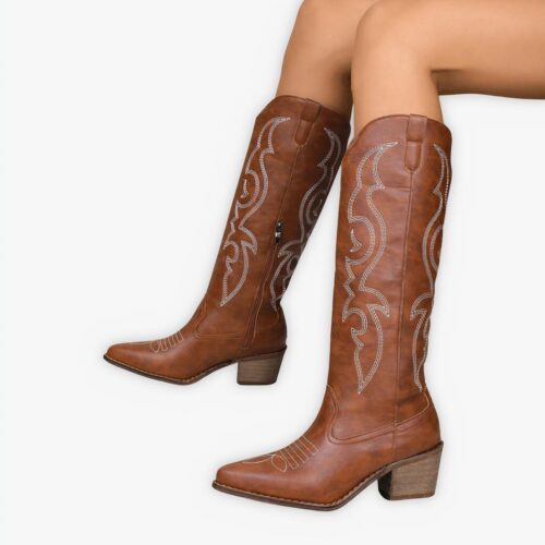 Santiag femme mi mollet marron avec broderies, avec petit talon, porté par une femme sur fond gris