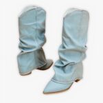 Santiag en jean ample de style cowboy sur fond blanc