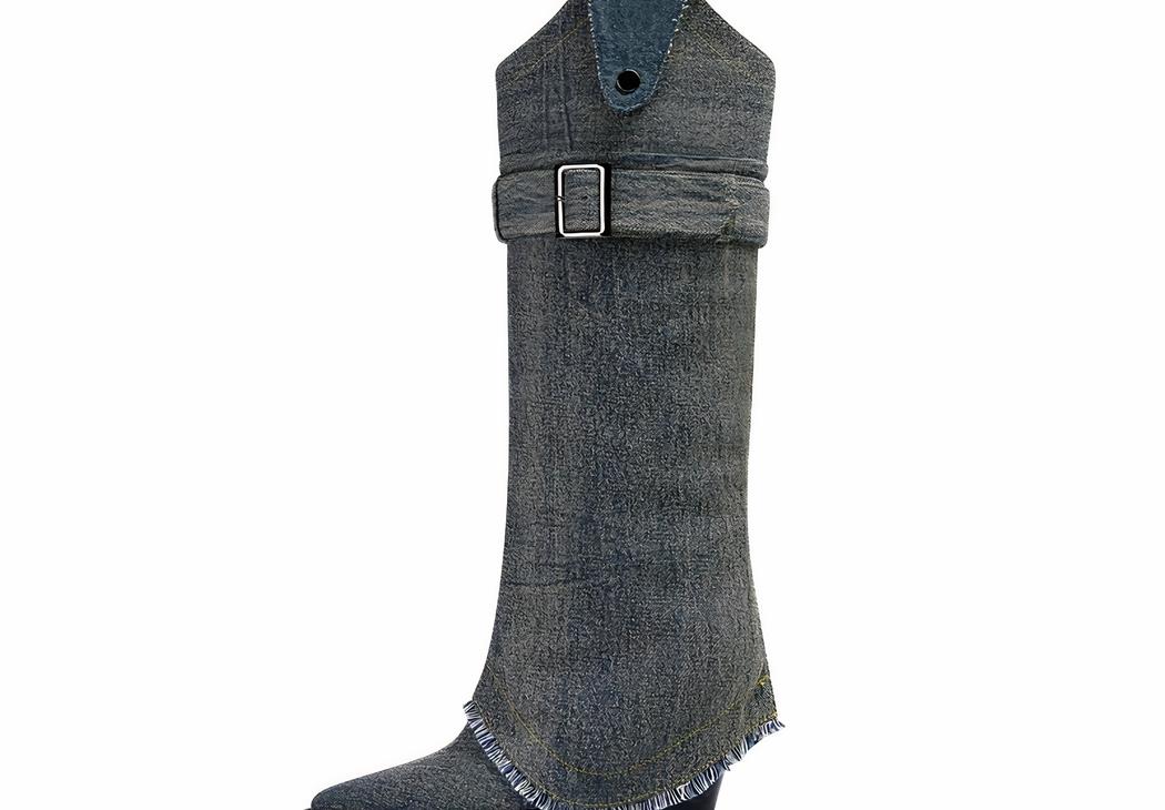 Santiag en jean ample et vintage sur fond blanc