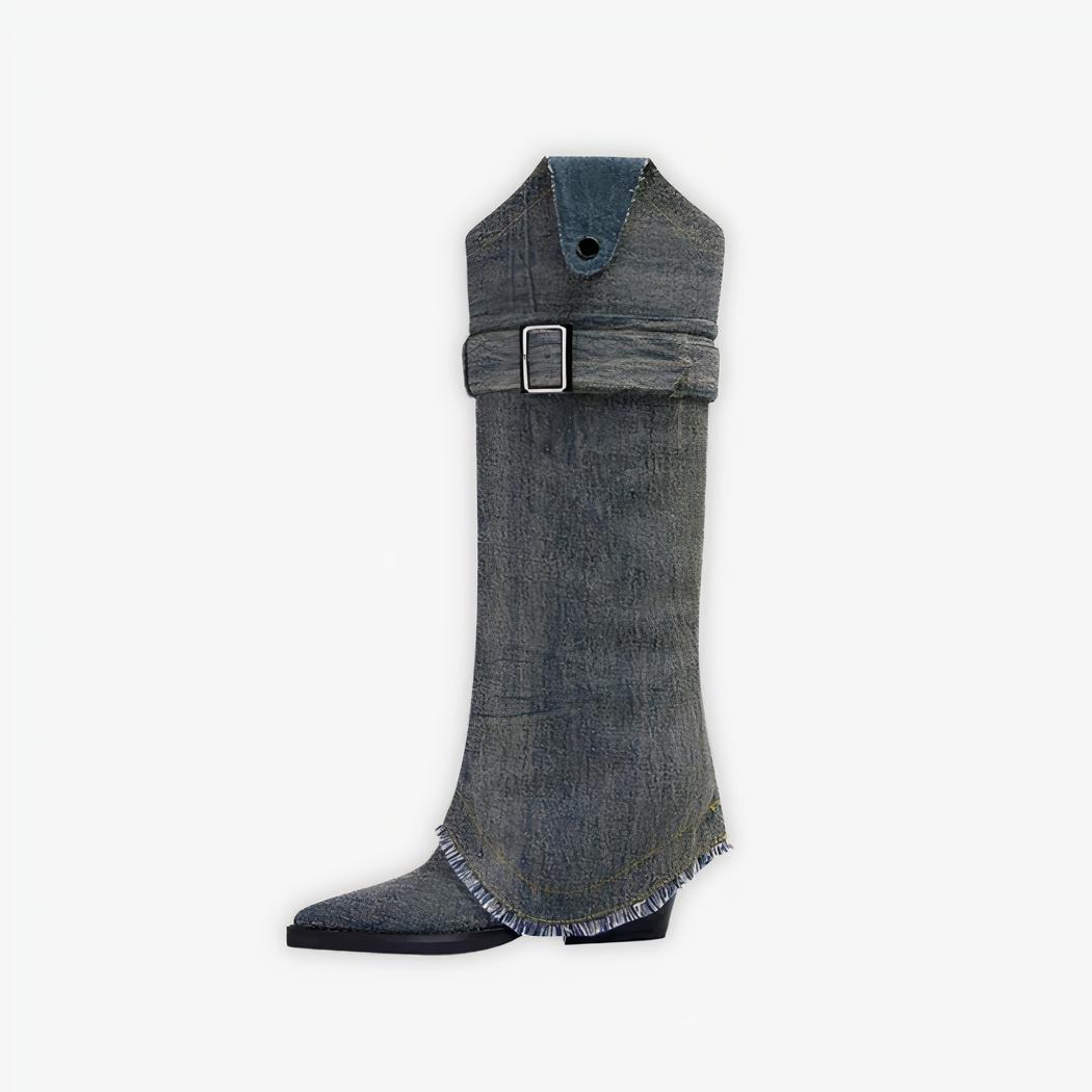 Santiag en jean ample et vintage sur fond gris