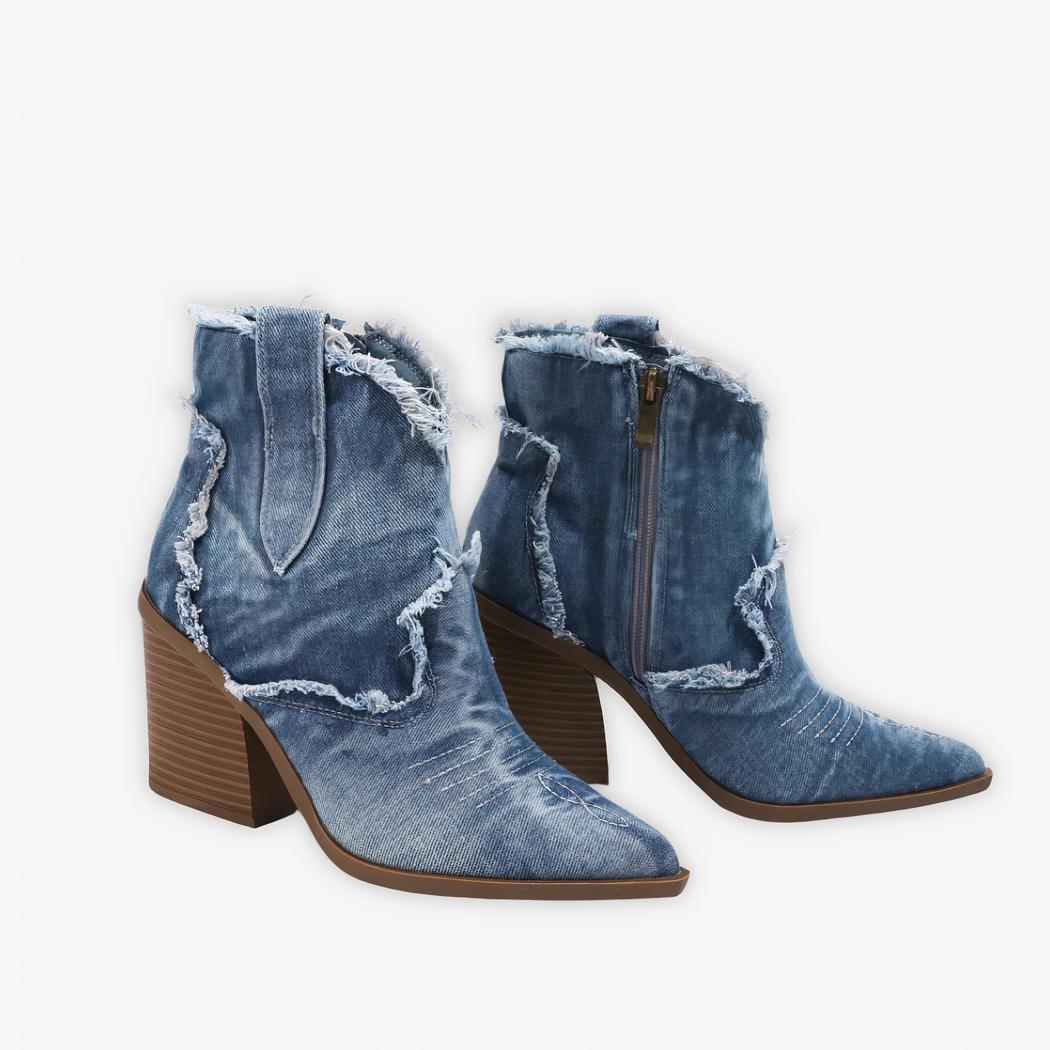 Santiag en jean délavée et effilochée sur fond gris