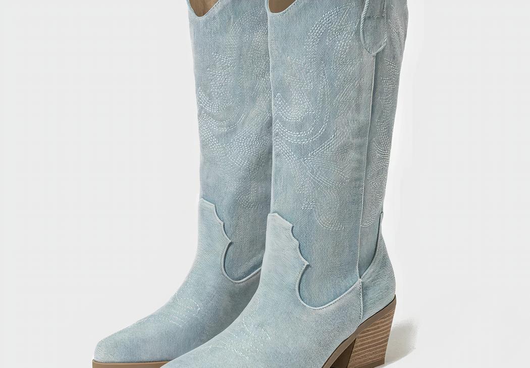 Santiag en jean haute et brodée sur fond gris