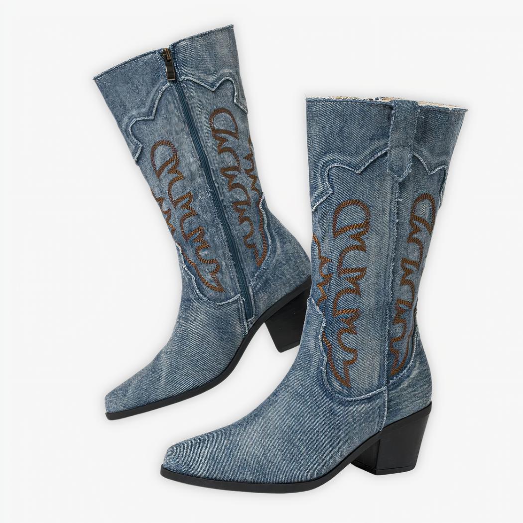 Santiag en jean moderne et brodée sur fond gris