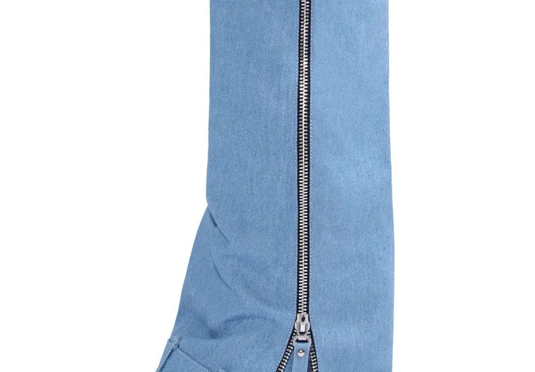 Santiag en jean moderne et originale pour femme sur fond blanc