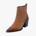 Santiag marron et classe en cuir sur fond gris