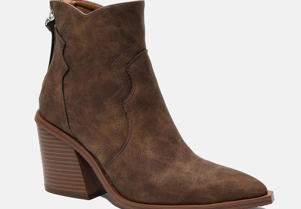 Santiag marron et vintage pour femme sur fond gris