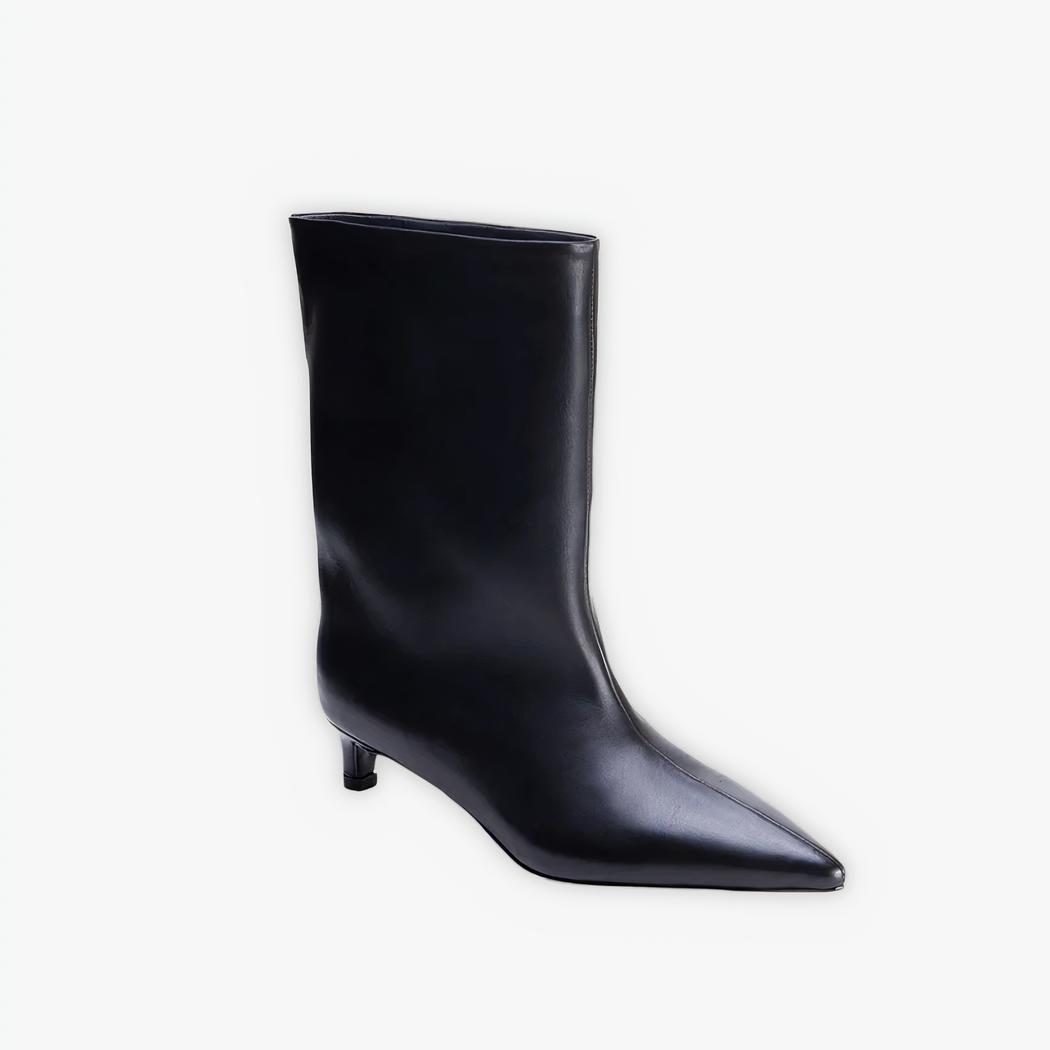 Santiag mollet large élégante en cuir noir pour femme, avec petit talon, sur un fond gris