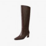 Santiag mollet large à talon en cuir marron pour femme, sur un fond gris