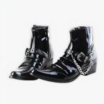 Santiag noire brillante avec chaînes pour homme sur fond gris