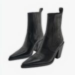 Santiag noire chic à talon haut sur fond gris