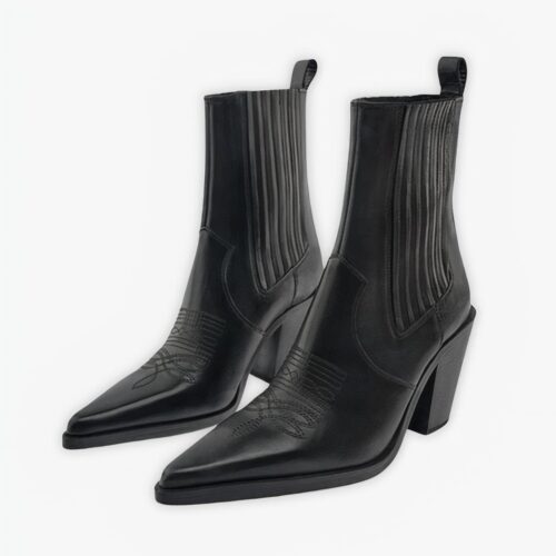 Santiag noire chic à talon haut sur fond gris