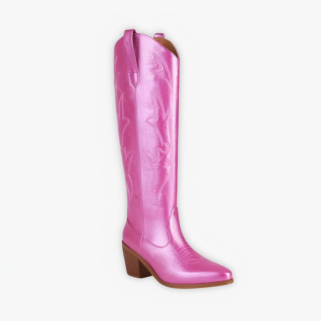 Santiag rose élégante et haute à talon en simili cuir, sur un fond gris