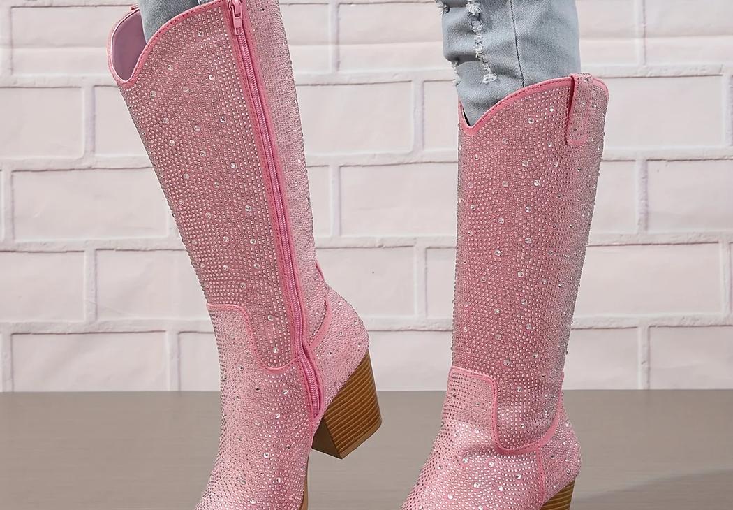 Santiag rose haute à strass et talon pour femme, porté par une femme avec un jean bleu.