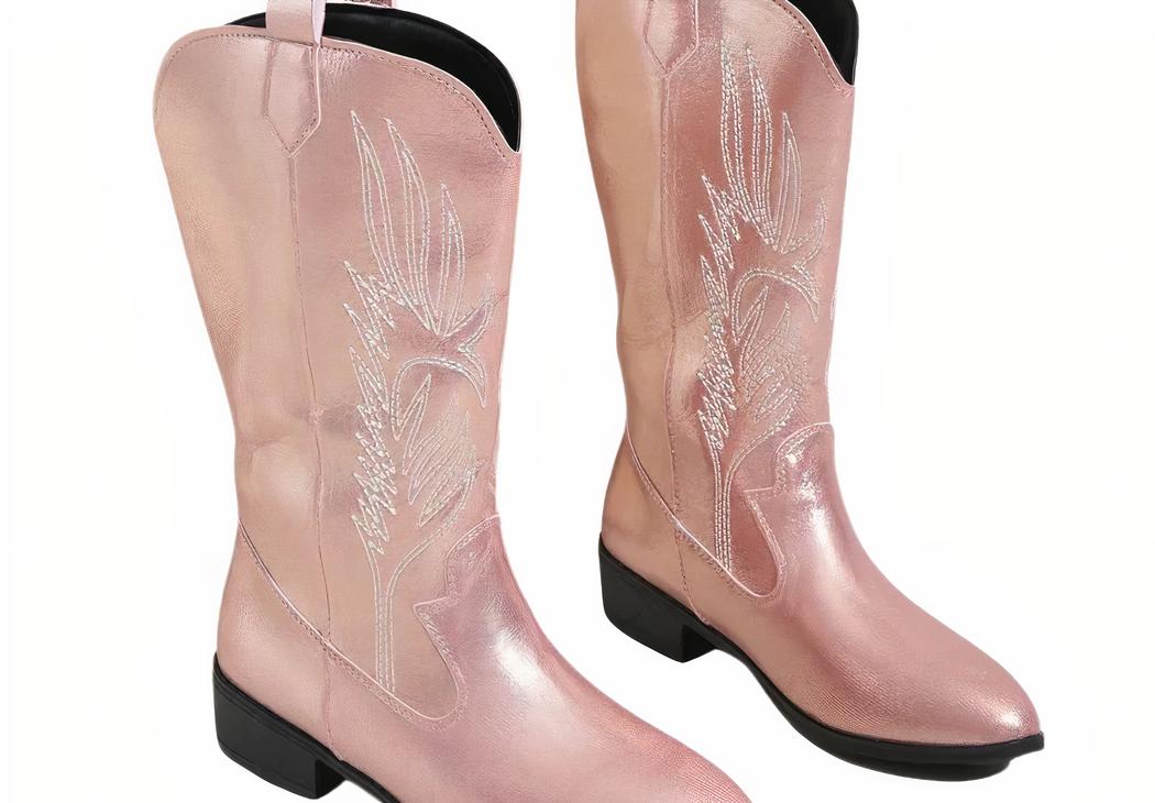 Santiag rose mi mollet élégante et brillante à talon, sur un fond blanc.