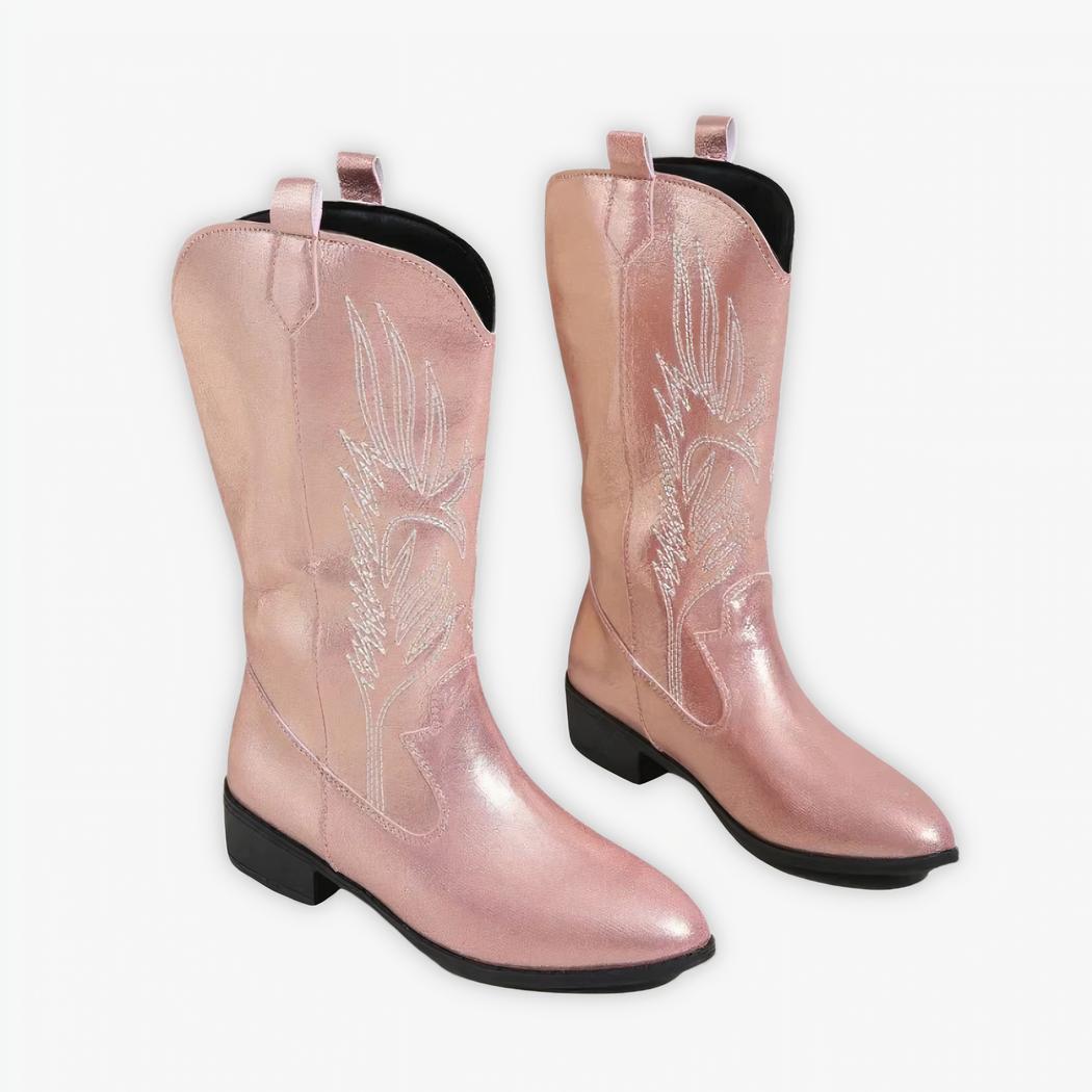 Santiag rose mi mollet élégante et brillante à talon, sur un fond gris