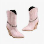 Santiag rose rétro à talon avec chaînette décorative sur fond gris