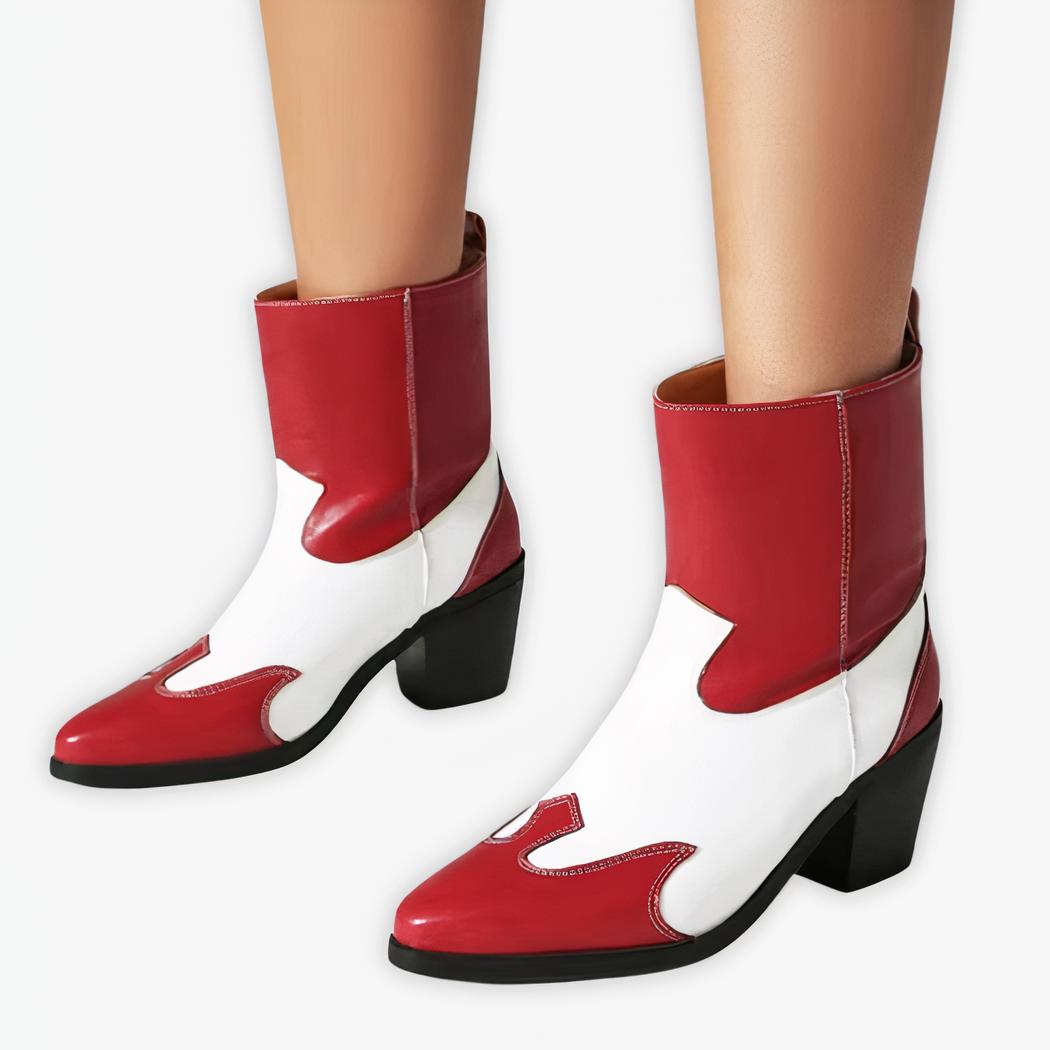 Santiag rouge élégante style cowboy à talon pour femme, couleur rouge et blanche. Sur un fond gris.