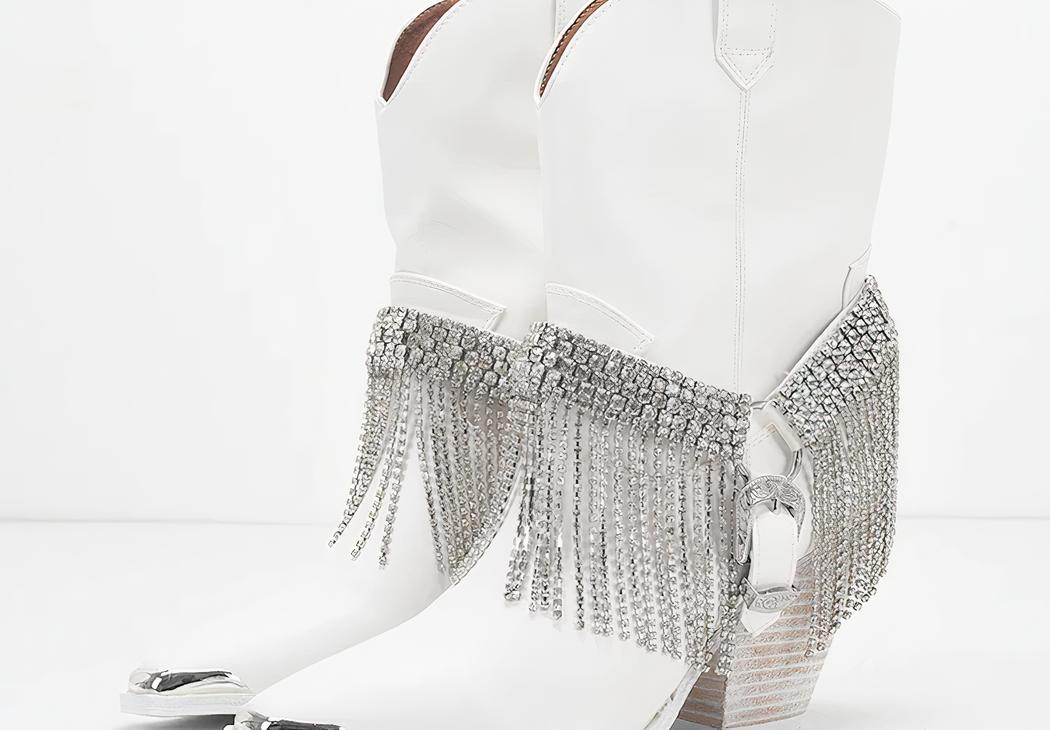 Santiag strass blanche élégante et design pour femme, strass argenté, sur un fond blanc.