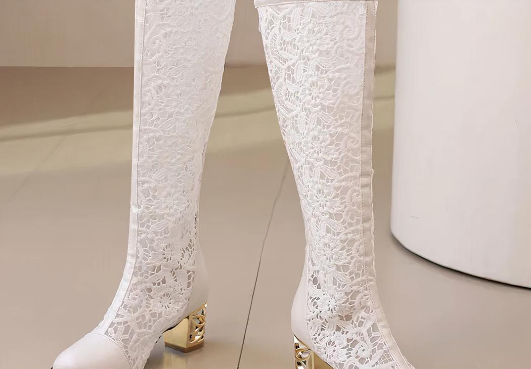 Santiag à talon blanche effet dentelle pour femme sur fond gris