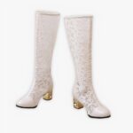 Santiag à talon blanche effet dentelle pour femme sur fond gris