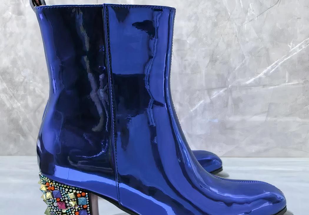 Santiag à talon bleue et brillante sur fond gris