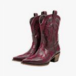 Santiag à talon rouge style cowboy pour femme sur fond gris
