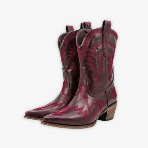 Santiag à talon rouge style cowboy pour femme sur fond gris