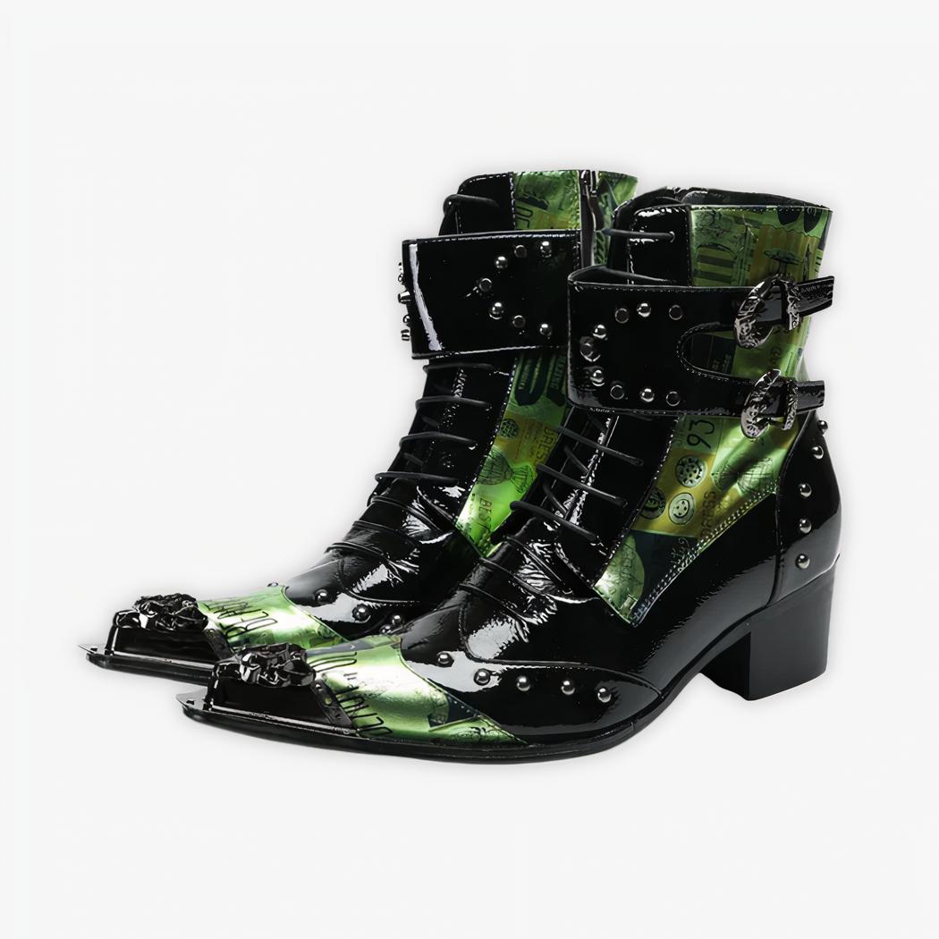 Santiag verte et noir en cuir originale et cloutée pour homme, sur un fond gris