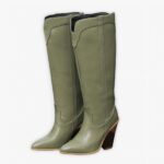 Santiag verte haute avec talon compensé pour femme, sur fond gris