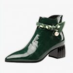 Santiag verte à talon en cuir verni pour femme, sur un fond gris