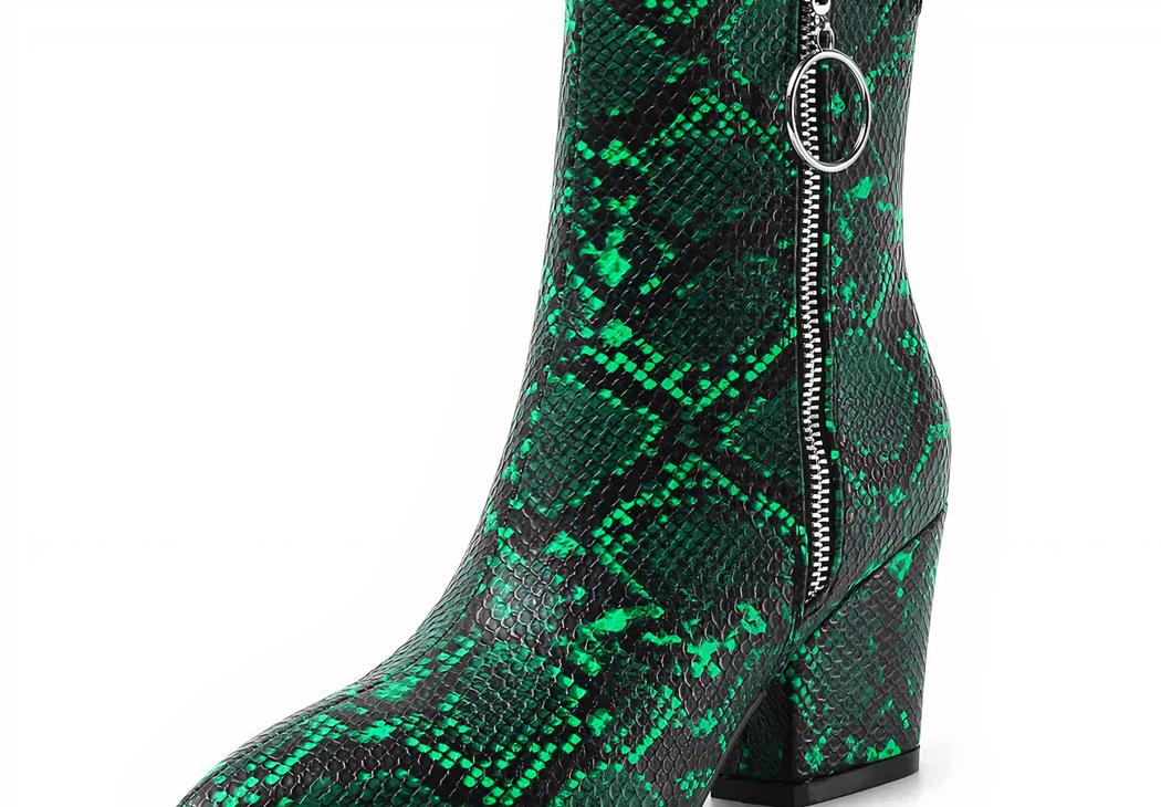 Santiag verte à talon effet serpent pour femme, sur un fond blanc.