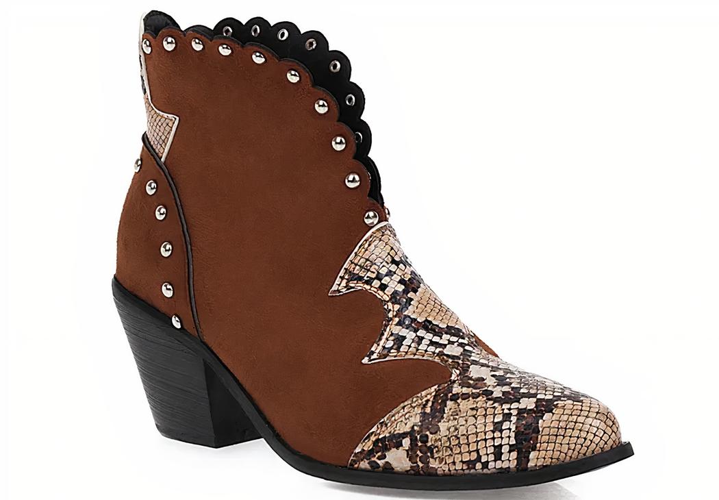 Santiag vintage et cloutée avec imprimé serpent sur fond blanc