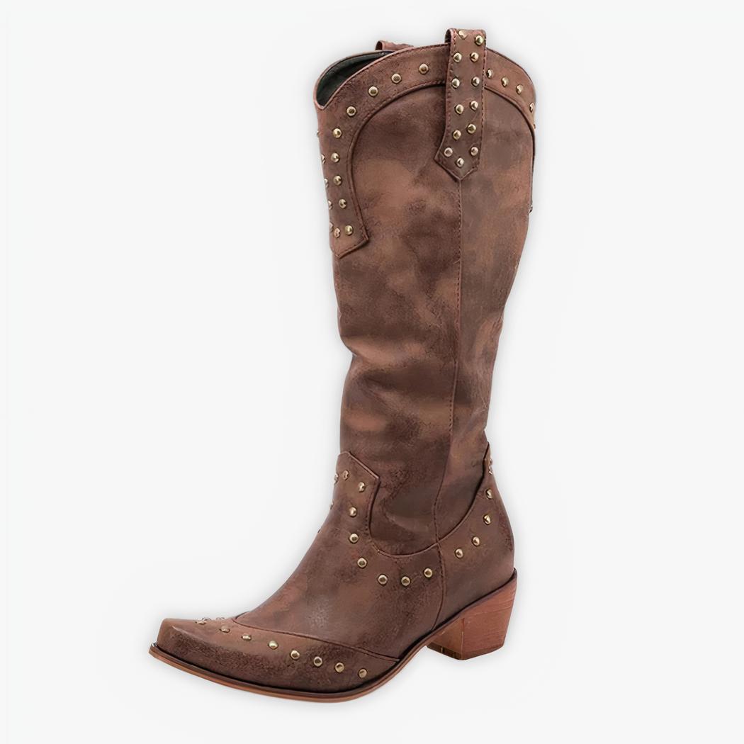 Santiag vintage marron cloutée avec talon cubain sur fond gris