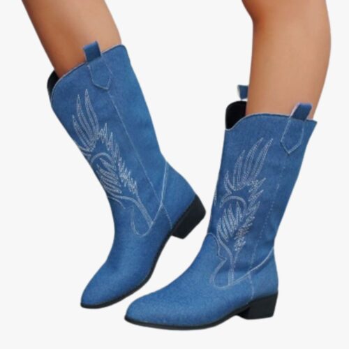 Santiag en jean bleu brodé au style western chic portée par une femme sur fond gris