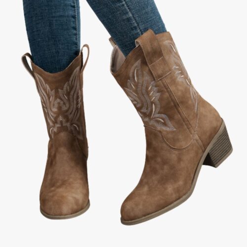 Santiag basse femme en simili cuir avec broderies, de couleur marron, sur un fond gris