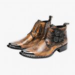 Bottines homme santiag rustiques style vintage sur fond gris