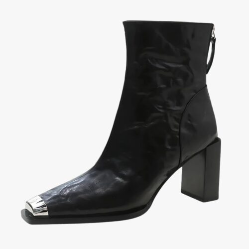 Santiag bout métal pour femme effet plissé en cuir noir avec un talon rectangulaire. Le bout de la santiag est carré. Sur fond gris très clair.