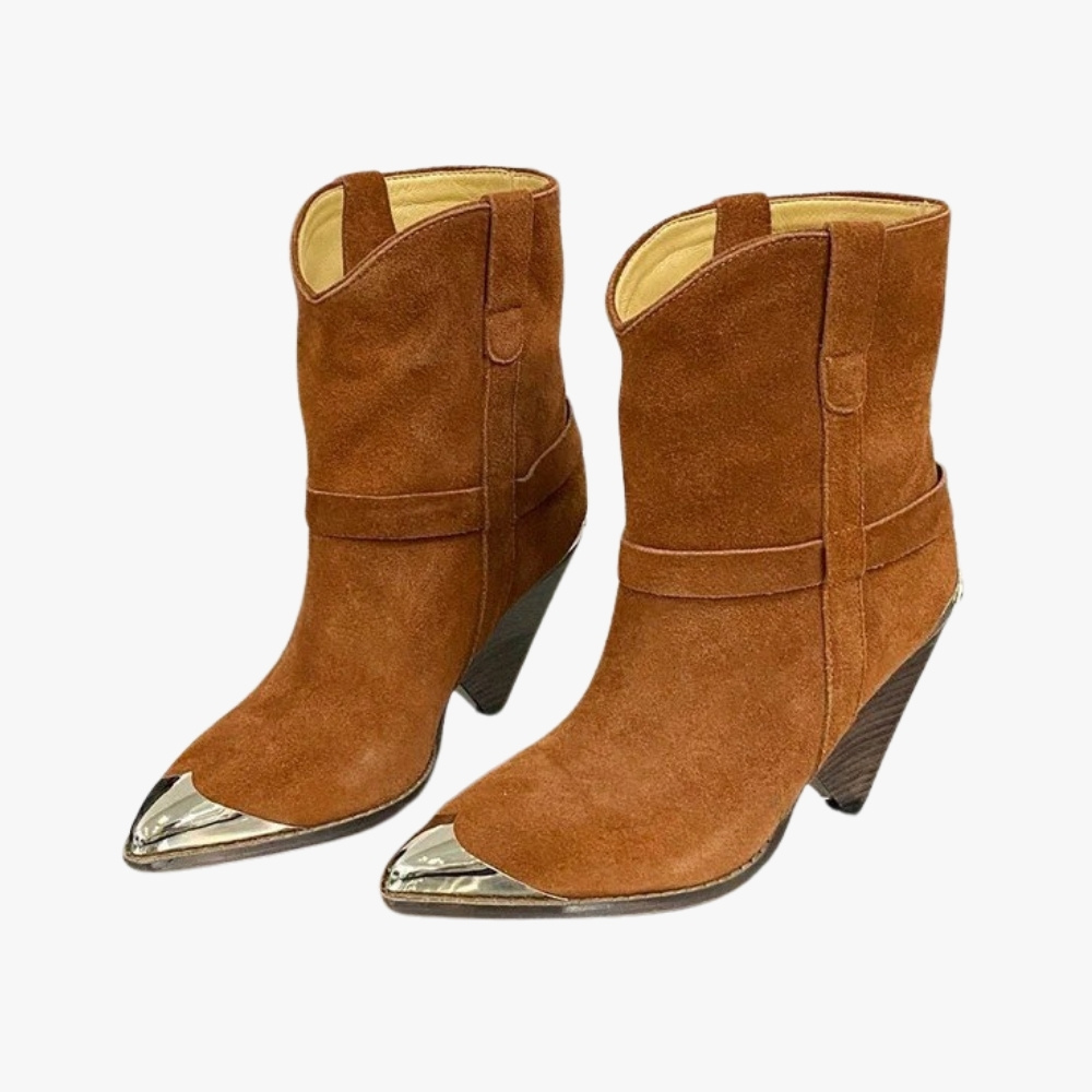 Santiag bout métal pour femme en cuir et suède véritables de couleur marron. Le talon est pointu style triangle et l pointe de la chaussure est pointue en métal. L'intérieur est en cuir beige. Sur fond gris très clair.